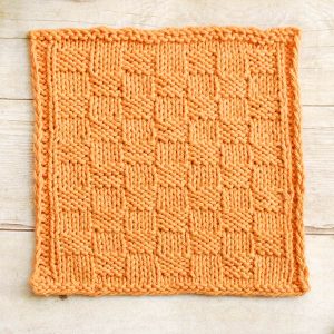 Add some color to your kitchen duty with this basket weave knit dishcloth pattern ... such a quick knit and a great way to learn a new stitch!