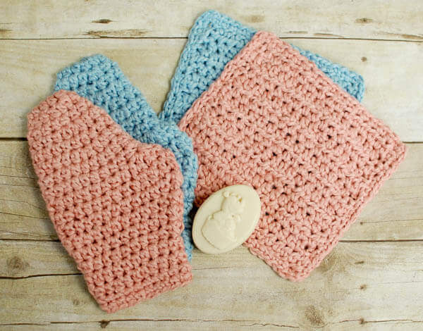 This crochet washcloth and bath mitt set works up quickly and makes a great gift! 