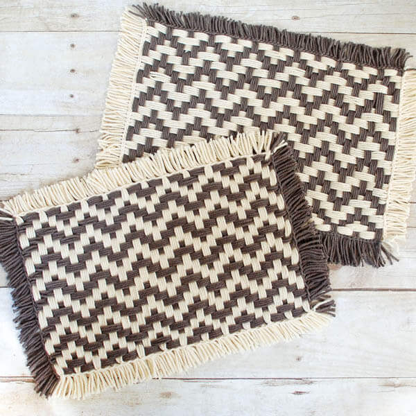 How to Weave Placemats on a Loom | www.petalstopicots.com | #weave #weaving #loom #yarn #crafts