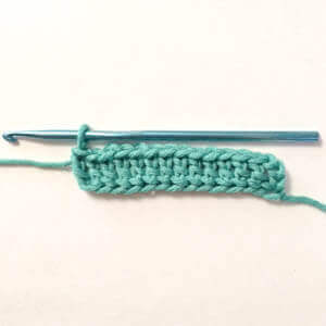 How to Work a Foundation Double Crochet {Photo Tutorial} | www.petalstopicots.com | #crochet #tutorial #howto