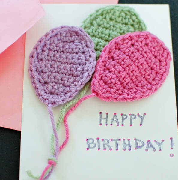 Crochet Balloons Applique Pattern | www.petalstopicots.com |#crochet #balloons #applique