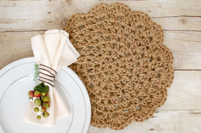 Jute Crochet Placemats ... Free Pattern | www.petalstopicots.com