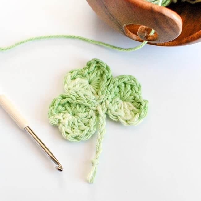 Easy Shamrock Crochet Pattern | www.petalstopicots.com 