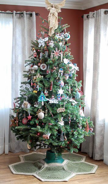 Granny Hexagon Crochet Tree Skirt Pattern | www.petalstopicots.com | #crochet #Christmas