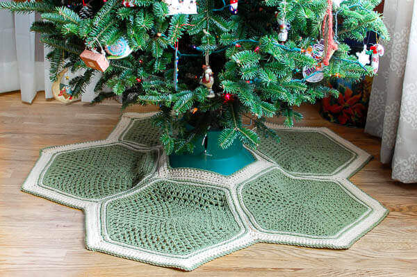 Granny Hexagon Crochet Tree Skirt Pattern | www.petalstopicots.com | #crochet #Christmas