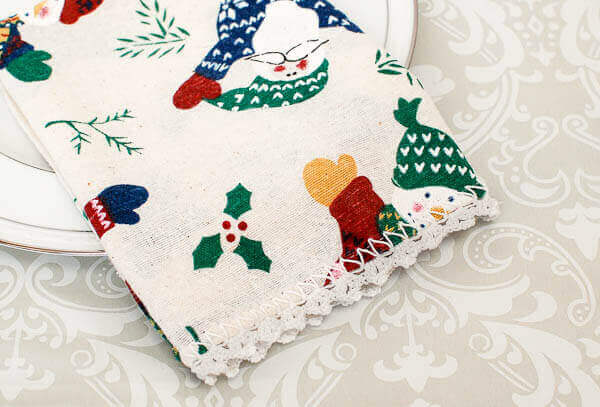 Lace Trimmed Napkins Crochet Edging Pattern | www.petalstopicots.com | #crochet