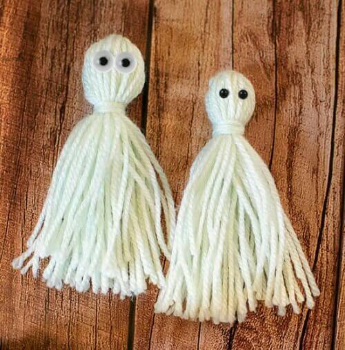 Easy Halloween Yarn Tassel Ghosts Tutorial | www.petalstopicots.com 