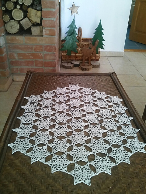 Snowflake Table Runner Crochet Pattern | www.petalstopicots.com | #crochet 