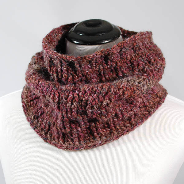 Post Stitch Cowl Crochet Pattern | www.petalstopicots.com