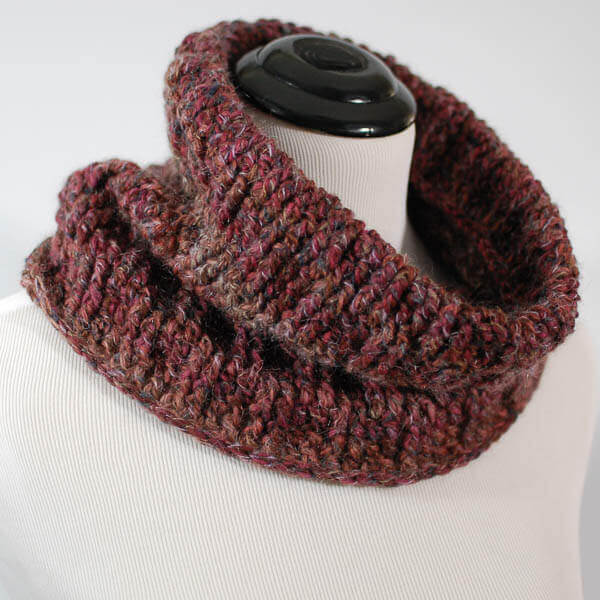 Post Stitch Cowl Crochet Pattern | www.petalstopicots.com