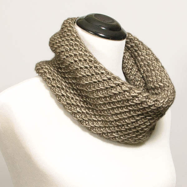 Inside Out Cowl Free Crochet Pattern | www.petalstopicots.com | #crochet 