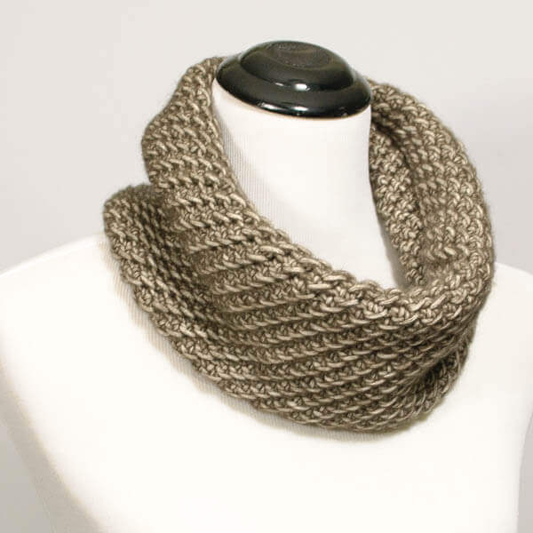 Inside Out Cowl Free Crochet Pattern | www.petalstopicots.com | #crochet 