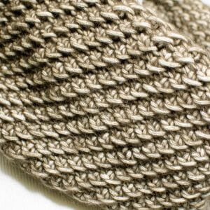 Inside Out Cowl Free Crochet Pattern | www.petalstopicots.com | #crochet 