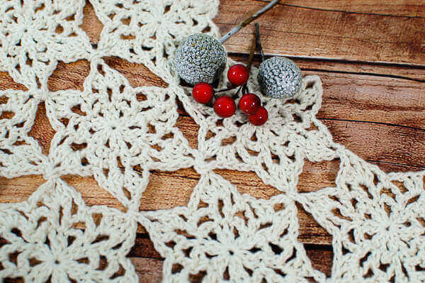 Snowflake Table Runner Crochet Pattern | www.petalstopicots.com | #crochet