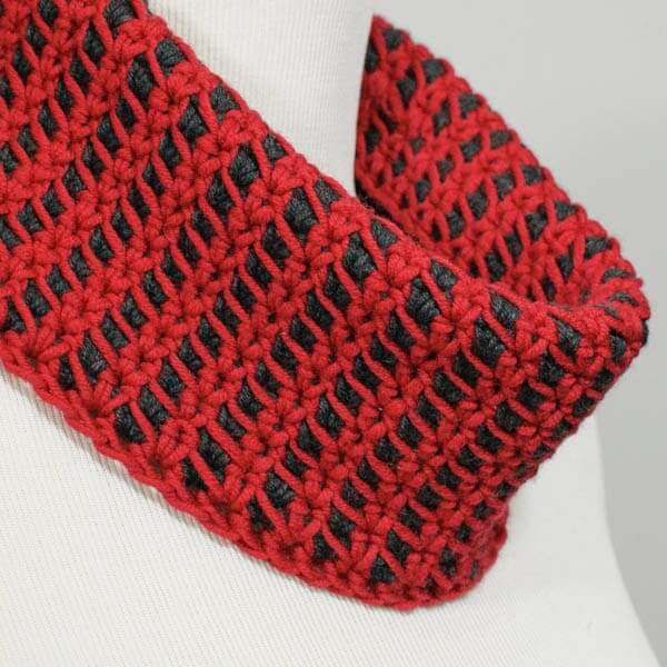 Reversible Colorplay Cowl Crochet Pattern | www.petalstopicots.com | #crochet 