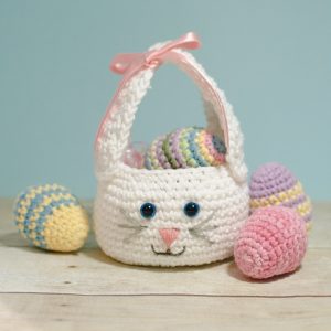 Easter Bunny Basket Crochet Pattern | www.petalstopicots.com | #crochet