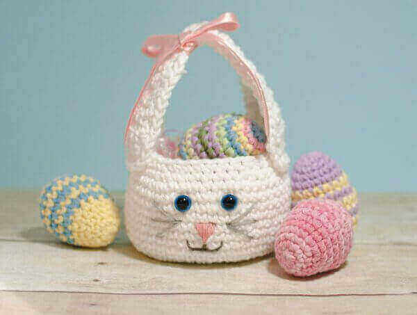 Easter Bunny Basket Crochet Pattern | www.petalstopicots.com | #crochet