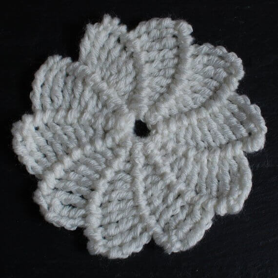 Swirl Flower Crochet Pattern | www.petalstopicots.com | #crochet