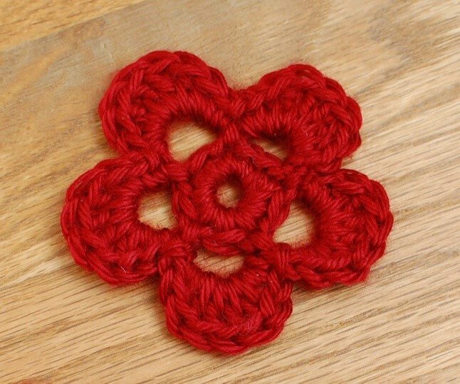 Sweet and Simple Crochet Flower Pattern | www.petalstopicots.com | #crochet #fiber