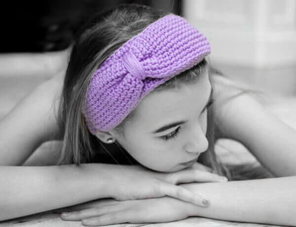 Bow Headband Crochet Pattern | www.petalstopicots.com | #crochet