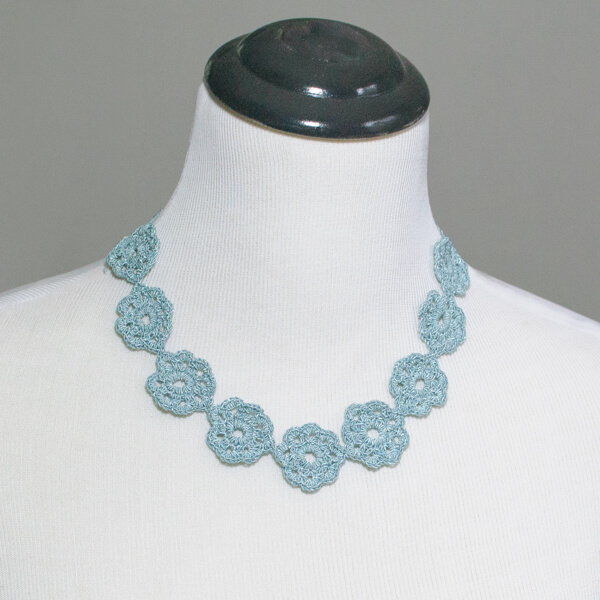 Flower Necklace Crochet Pattern | www.petalstopicots.com | #crochet