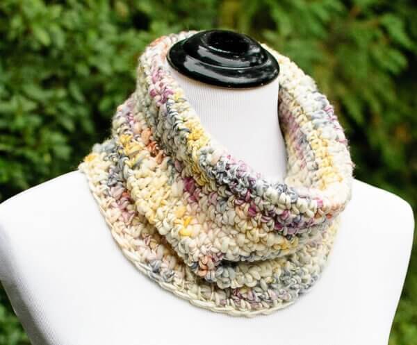 Chunky Crochet Cowl Pattern ... Perfect for Beginners! | www.petalstopicots.com | #crochet #fiber