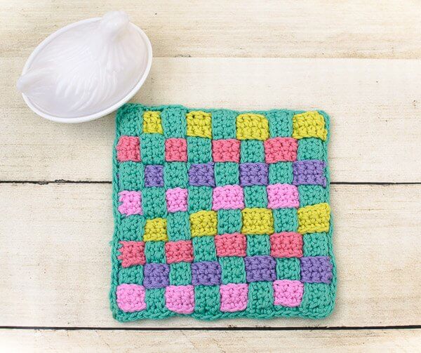 Woven Hot Pad Crochet Pattern | www.petalstopicots.com