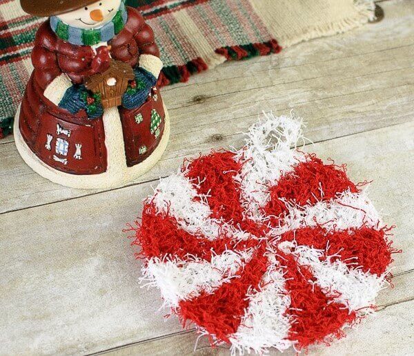 Christmas Peppermint Crochet Scrubby Pattern | www.petalstopicots.com