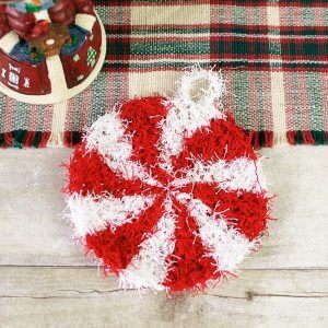Christmas Peppermint Scrubby - Free Crochet Pattern | www.petalstopicots.com