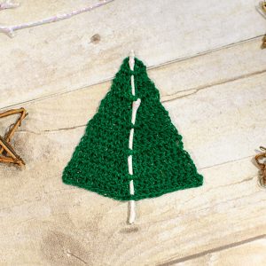 Woodland Crochet Christmas Tree Pattern | www.petalstopicots.com