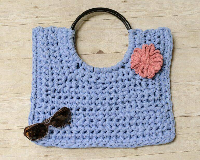 Hamptons Tote ... T-Shirt Yarn Crochet Bag Pattern | www.petalstopicots.com