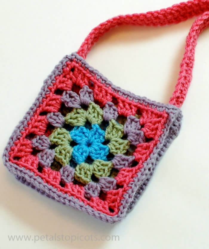 Use two crochet granny squares to make this adorable granny bag