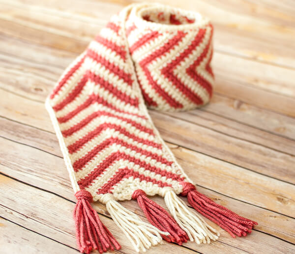 This chevron crochet scarf pattern is perfect for everyone on your list ... a perfect unisex scarf pattern that is also great for all ages! 