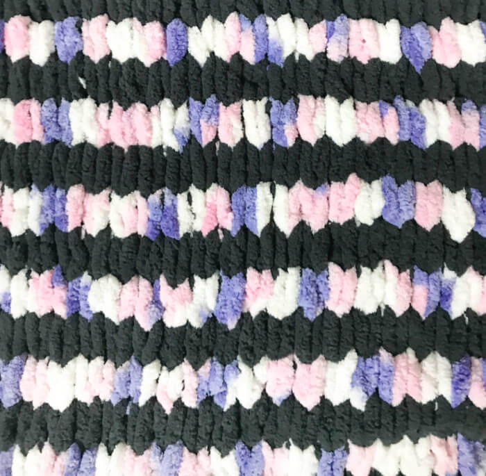  This loop yarn blanket pattern uses two colors in alternating rows.