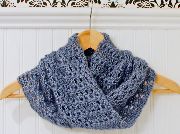 Crochet Mobius infinity cowl with textured fan stitch